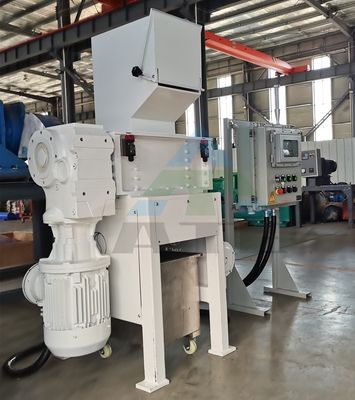 Vielseitiger Vierachsschredder zum Recycling von Metallholz und Kunststoff in verschiedenen Branchen