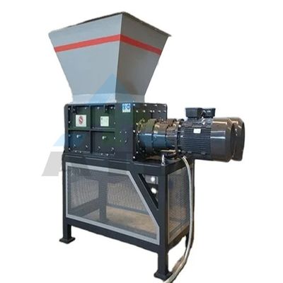 Vielseitiger Vierachsschredder zum Recycling von Metallholz und Kunststoff in verschiedenen Branchen
