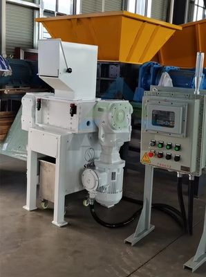 Vielseitiger Vierachsschredder zum Recycling von Metallholz und Kunststoff in verschiedenen Branchen