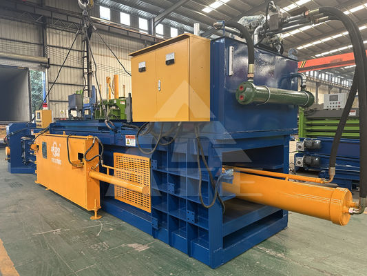 Hydraulisch angetriebene automatische Ballenmaschine zur Versorgung mit Karton-Kunststoff- und Metallabfällen