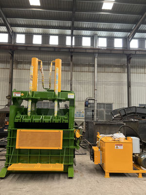 Plastik-Stahlgürtel-Vertikal-Hydraulik-Baler Die perfekte Lösung für Auto-Reifen-Baling