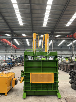 Plastik-Stahlgürtel-Vertikal-Hydraulik-Baler Die perfekte Lösung für Auto-Reifen-Baling