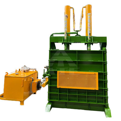 Verpackungsart der Gürtel Hydraulisch angetriebene Kunststoffabfälle aus Papier vertikaler Baler Reifenbalermaschine