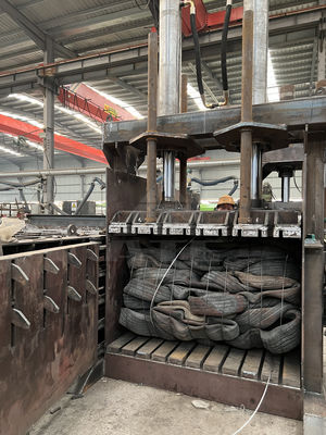 30-Tonnen-Reifenstahl-Plastik-Balermaschine Vertikaler Hydraulischer Baller für eine lange Lebensdauer
