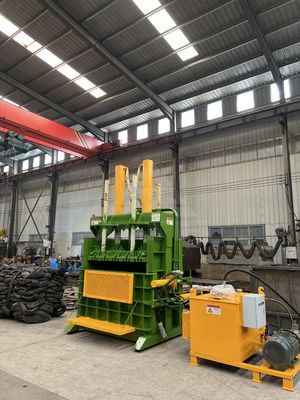 30-Tonnen-Reifenstahl-Plastik-Balermaschine Vertikaler Hydraulischer Baller für eine lange Lebensdauer