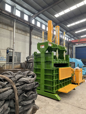 30-Tonnen-Reifenstahl-Plastik-Balermaschine Vertikaler Hydraulischer Baller für eine lange Lebensdauer