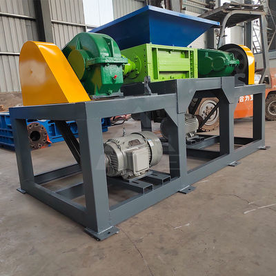 Doppelschacht-Schredder für das Recycling von Karton, Plastikflaschen und Metallschrott