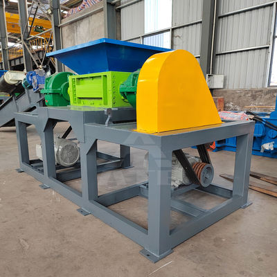 Doppelschacht-Schredder für das Recycling von Karton, Plastikflaschen und Metallschrott