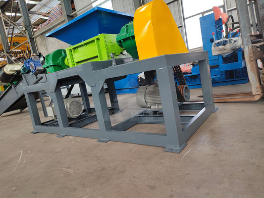 Doppelschacht-Schredder für das Recycling von Karton, Plastikflaschen und Metallschrott