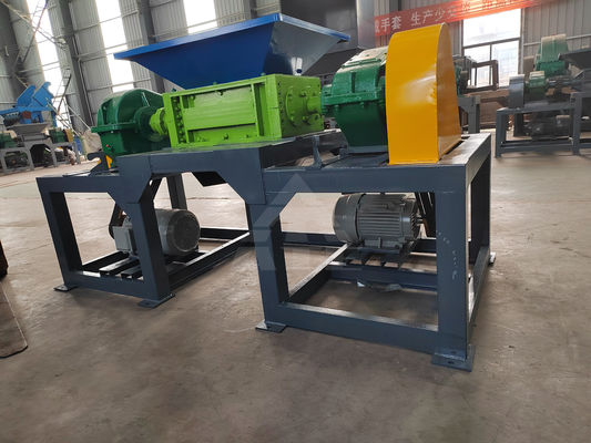 Doppelschacht-Schredder für das Recycling von Karton, Plastikflaschen und Metallschrott