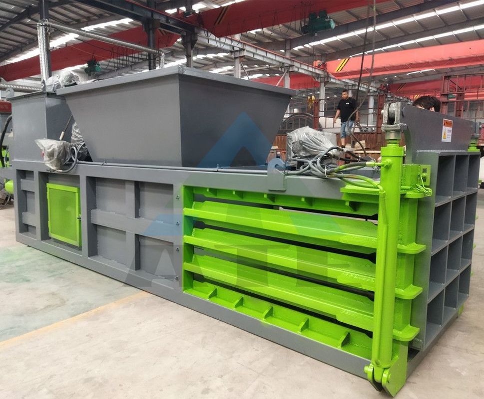 Baule Dichte Kunde 2300 KG Hydraulische Horizontale Aluminium-Balle-Maschine mit Förderer