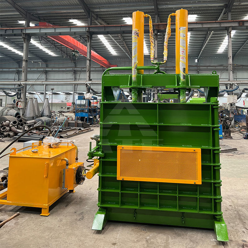 Plastik-Stahlgürtel-Vertikal-Hydraulik-Baler Die perfekte Lösung für Auto-Reifen-Baling