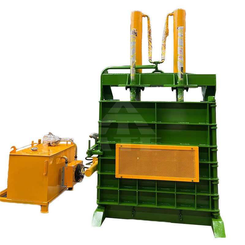 Verpackungsart der Gürtel Hydraulisch angetriebene Kunststoffabfälle aus Papier vertikaler Baler Reifenbalermaschine
